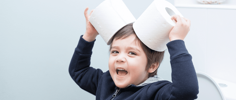 Enfant joue aux toilettes